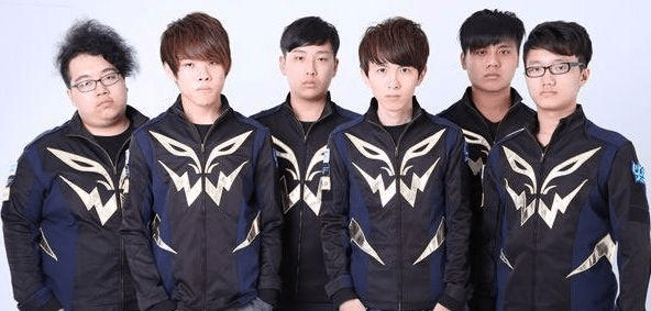 与年轻球队 与年轻球队